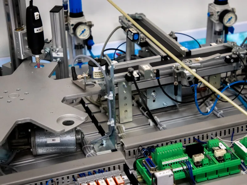 Less Is More: Why the Smartest Robots in American Factories Are Running Leaner Sensor Suites